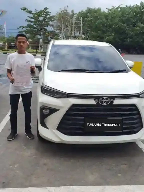 Handover of a white Toyota to a Tunjung Transport customer