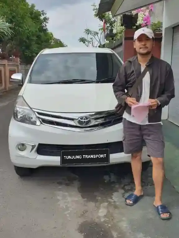 Handover of a white Toyota Avanza to a Tunjung Transport customer