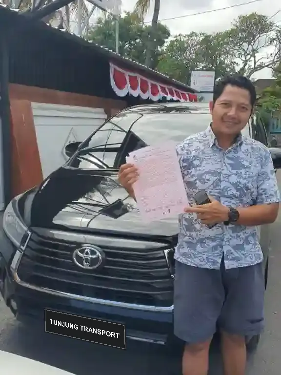 Handover of a black Toyota Innova to a Tunjung Transport customer