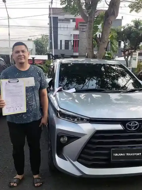 Handover of a silver Toyota to a Tunjung Transport customer