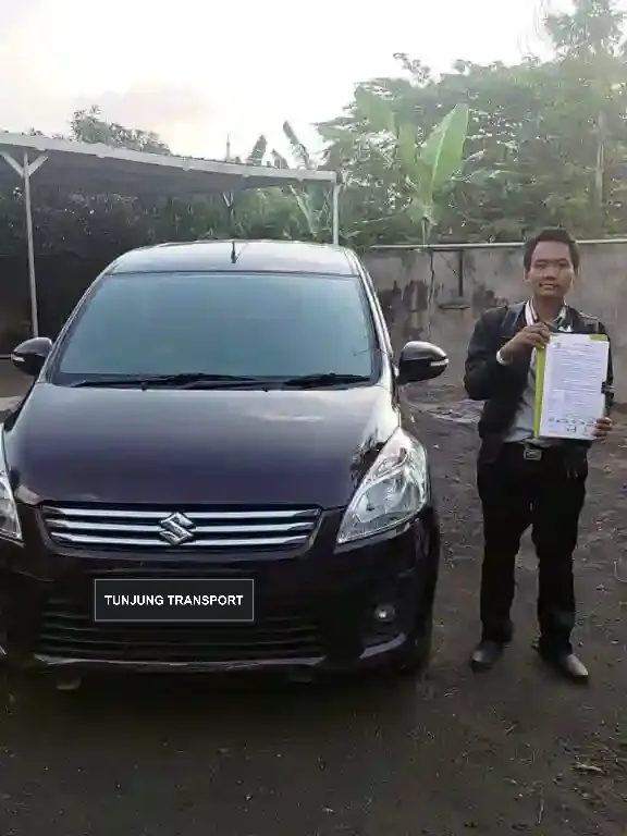 Handover of a Suzuki Ertiga to a Tunjung Transport customer